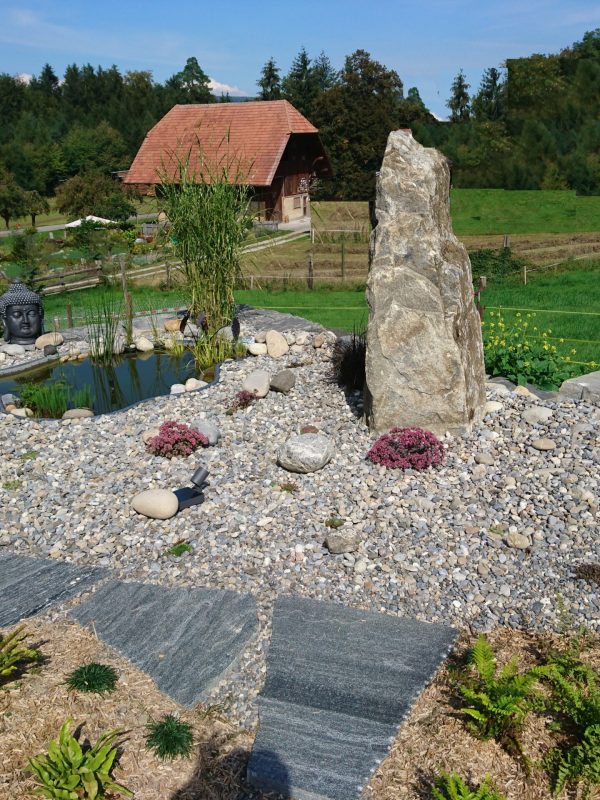 Steingartenecke mit Biotopfläche und Monolith